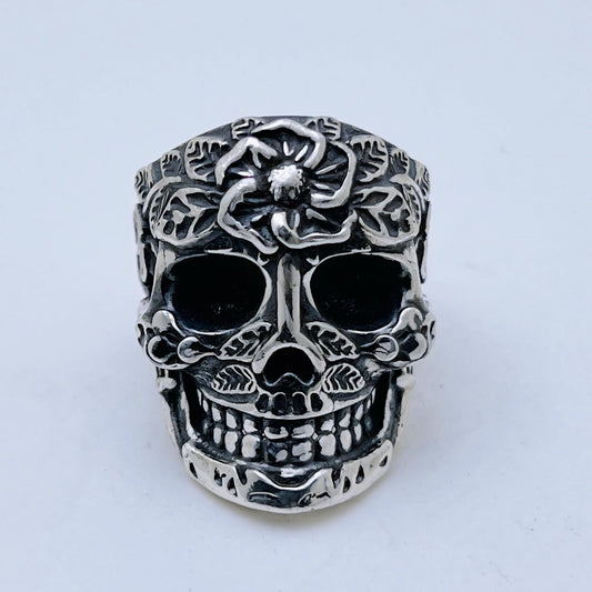 Floral skull ring in sterling silver with flower and leaf engraving – Maison Assam